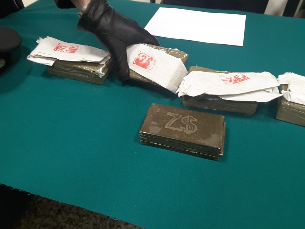 L'hashish sequestrato dai Carabinieri tutto marchiato, sui panetti spicca "7$"