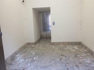 L'ingresso dell'ascensore in via Bersaglieri