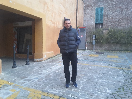 Andrea Belegni negli spazi dove andrà a fininie il chiosco per l'inizio dei lavori in Piazza Pergolesi