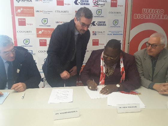 La firma dell'accordo tra il presidente Marco Polita e l’ing. André Keau Ngani nella sede della Jesina calcio
