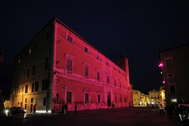 Il Palazzo Comunale di Osimo si tinge di rosa