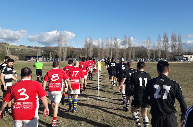 L'ingresso in campo di Fabriano Rugby e Guardia Martana