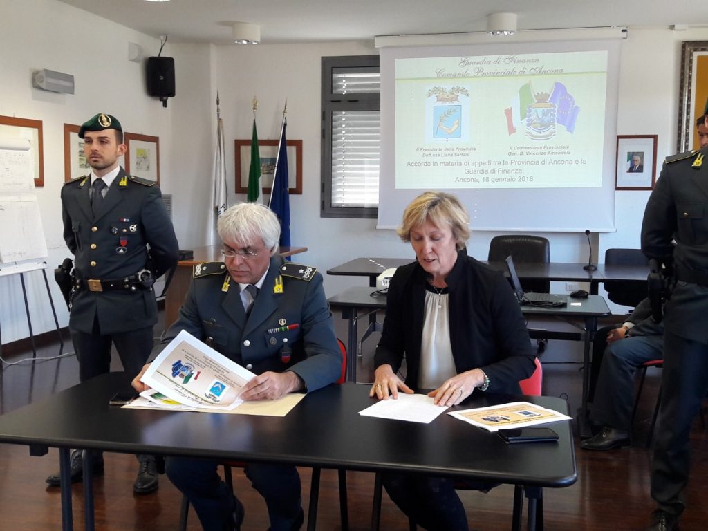 l comandante provinciale della Guardia di Finanza, Gen. B. Vincenzo Amendola, e la presidente della Provincia Liana
