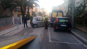 I vigili urbani ed il carro attrezzi in via Ancona