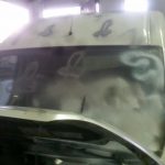 Il furgone danneggiato con le bombolette spray
