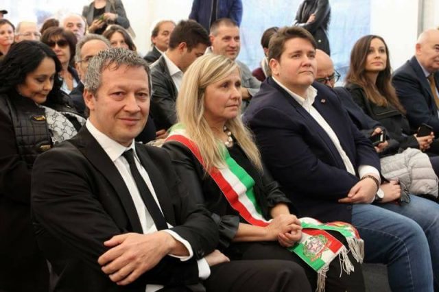 Il sindaco Sabrina Sartini tra l'on. Lodolini e il vice Claudio D'Angelo