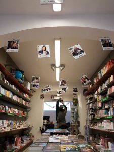 L'interno della libreria con le foto esposte