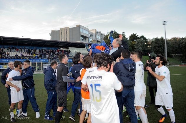 Montenovo portato in trionfo dai suoi giocatori dopo la finale di Coppa
