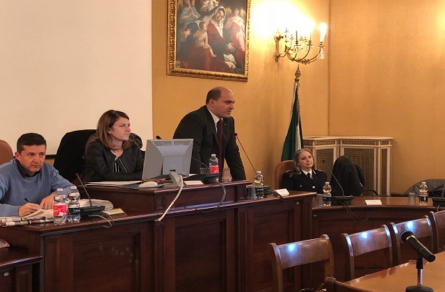 Da destra, il vicequestore Mariella Pangrazi, il sindaco Simone Pugnaloni, la presidente del Consiglio comunale Paola Andreoni e il segretario Giorgio Giorgi