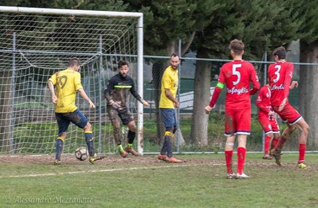 Un'immagine dell'ultimo match della Passatempese con il Valfoglia (Foto Mezzanotte)