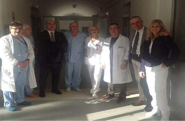 Il sopralluogo all'ospedale di Osimo del sindaco Simone Pugnaloni e del direttore dell'Inrca Gianni Genga accanto al personale