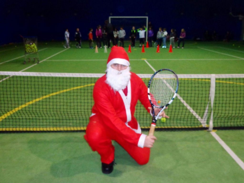 Un Babbo Natale tennista al circolo tennis Roberto Beni di Chiaravalle