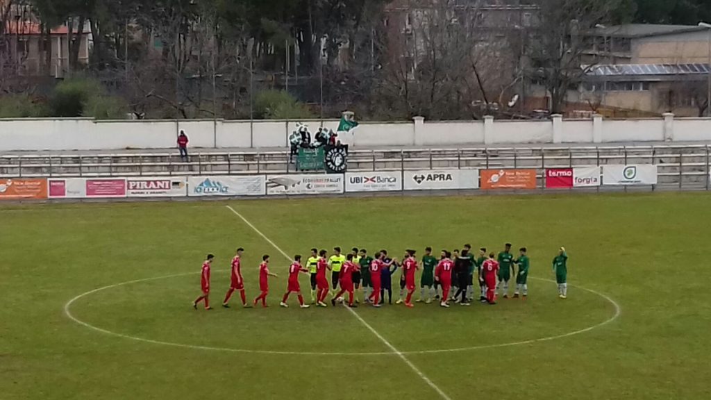 Le formazioni schierate a centrocampo per il fischio d'inizio della partita