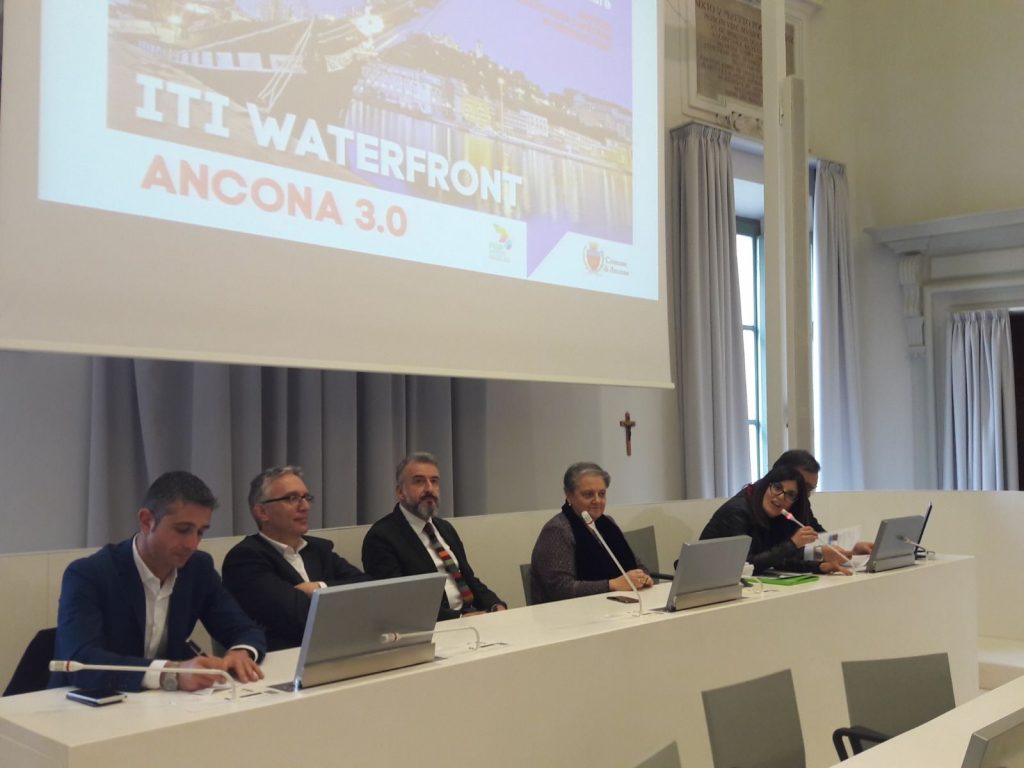Un momento della conferenza stampa ad Ancona sul progetto della nuova illuminazione del fronte mare del capoluogo
