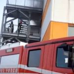 I pompieri mentre spengono l'incendio