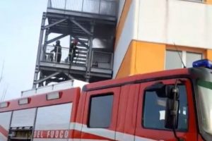 I pompieri mentre spengono l'incendio