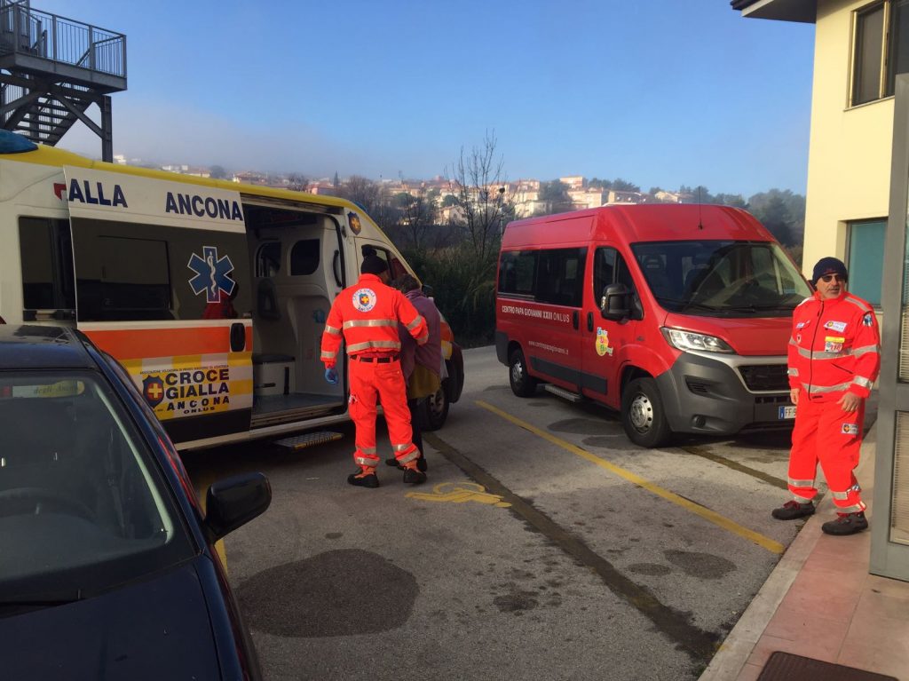 Gli anziani vengono portati al pronto soccorso