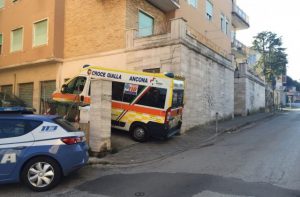 La polizia e la croce gialla in via Pogdora ad Ancona