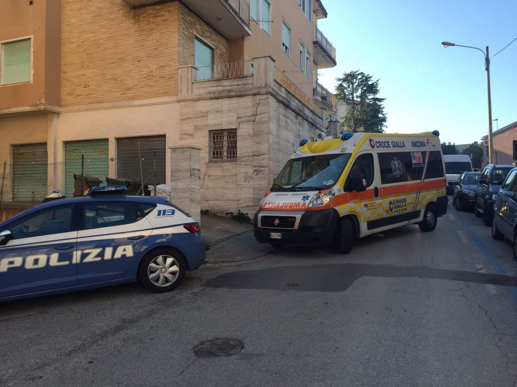La polizia e la croce gialla nel palazzo di via Pogdora ad Ancona