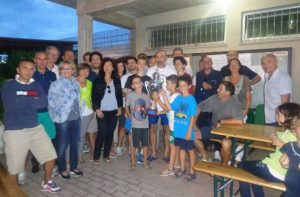 Alcuni soci del circolo tennis Roberto Beni durante una premiazione