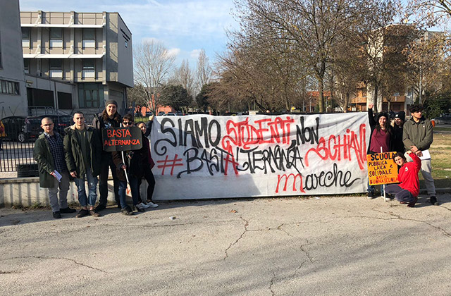 Manifestazione di alcuni studenti davanti alle scuole di Senigallia per protestare contro l'alternanza scuola-lavoro