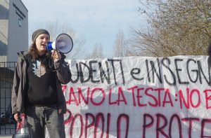 Manifestazione di alcuni studenti davanti alle scuole di Senigallia per protestare contro l'alternanza scuola-lavoro