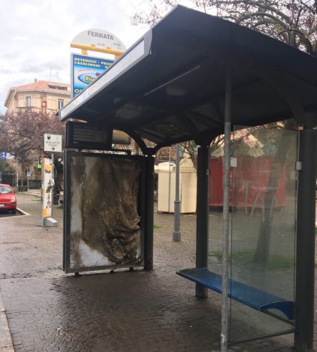 La pensilina del bus di piazza Diaz andata a fuoco nella notte