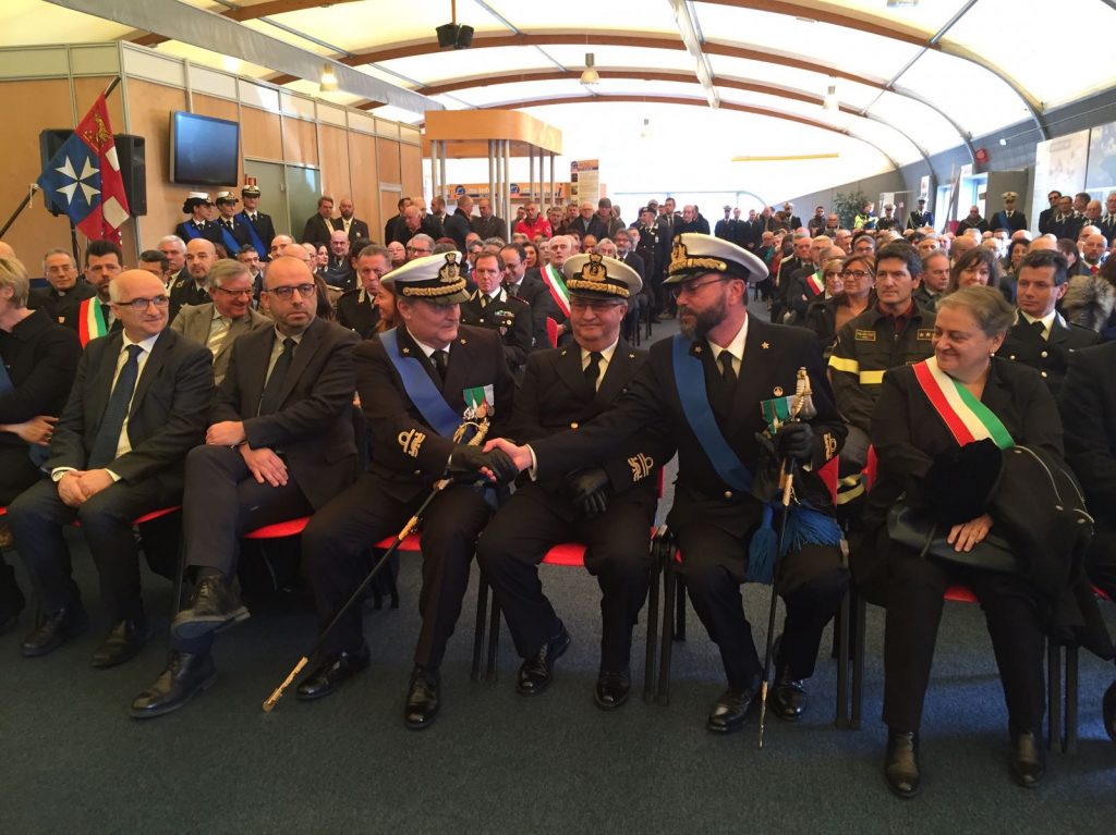 La stretta di mano fra l'ammiraglio uscente, Ferrara e il successore Moretti nominato oggi