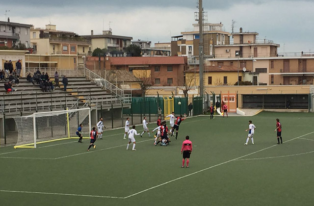 Mischia su calcio d'angolo al Bianchelli tra Fc Vigor Senigallia e Olimpia Marzocca