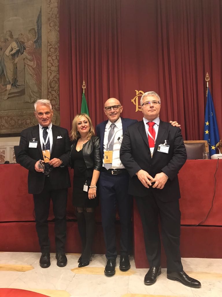 La rappresentanza marchigiana a Montecitorio. Da sinistra Michele Caporossi, Direttore Generale Ospedali Riuniti Ancona, Rossana Berardi, Direttore Clinica Oncologica, Fabrizio Volpini, Presidente IV commissione sanità Regione Marche, Renato Bisonni medico oncologo all’Ospedale di Fermo e coordinatore della Marcangola (rete di associazioni che operano in ambito oncologico marchigiano)