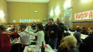 Il classico "trenino" tra i partecipanti alla cena parrocchiale