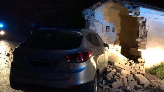 L'auto finita contro la chiesa