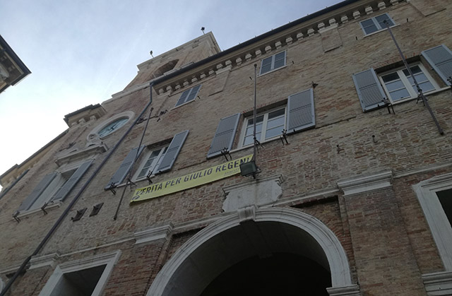 Il municipio del Comune di Senigallia con lo striscione per Giulio Regeni