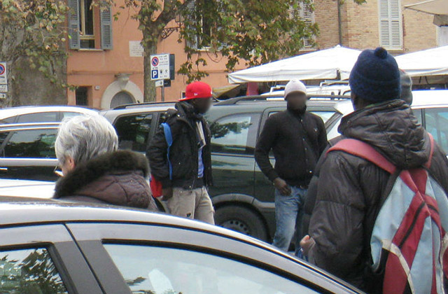 Parcheggiatori abusivi in piazza Simoncelli a Senigallia