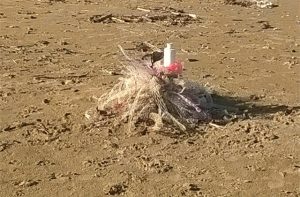 retini in plastica sulla spiaggia di Senigallia