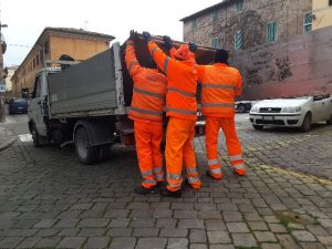 Rimozione isola ecologica Piazza Pergolesi