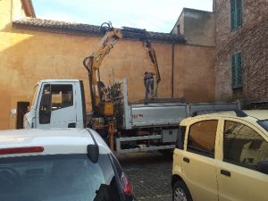 Piazza Pergolesi, allestimento del cantiere tra le auto in divieto di sosta