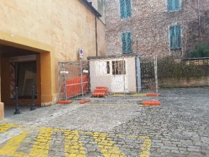 La baracca a ridosso dell'entrata di Palazzo Bettini