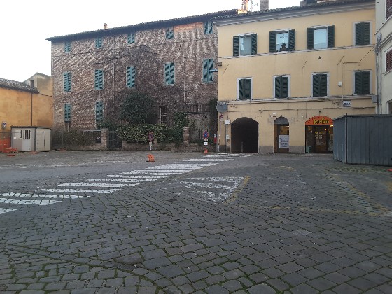 Le due baracche sistemate in Piazza Pergolesi