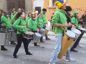 La sfilata della street band lungo Corso Matteotti