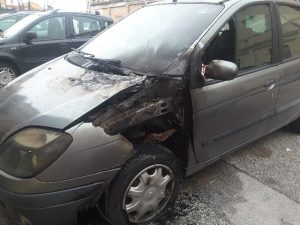 Auto in fiamme in via Mazzoleni