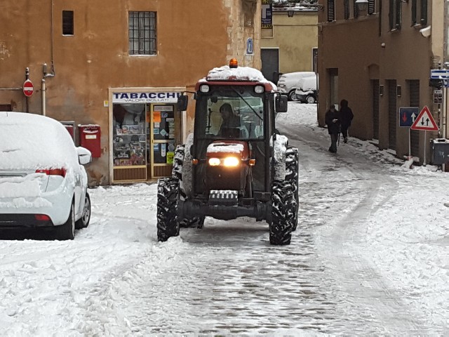 Spazzaneve in azione in PIazza Federico II