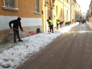 Volontari dello Sprar ripuliscono Corso Matteotti