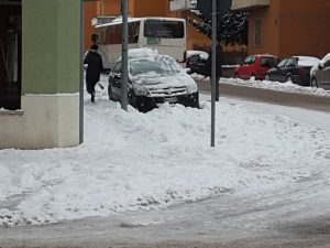 Si liberano le auto dalla neve