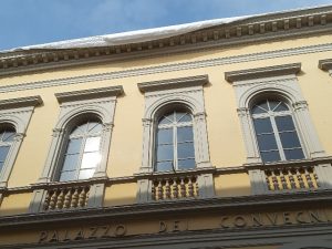 Cumuli di neve dal cornicione di Palazzo dei Convegni