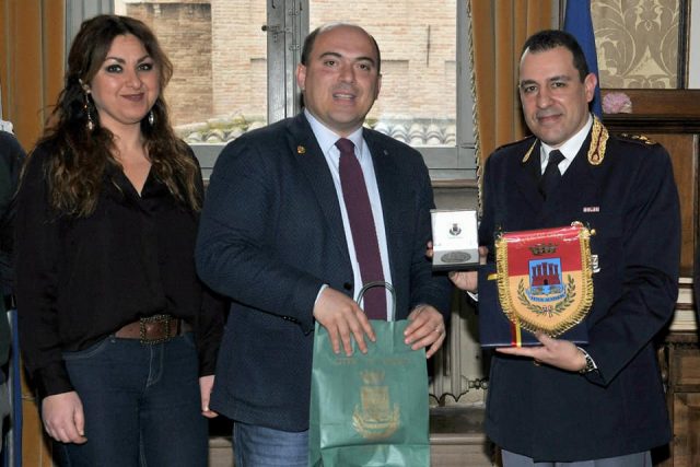 Il sindaco Simone Pugnaloni e l'assessore Federica Gatto con il nuovo Vice Questore Giuseppe Todaro