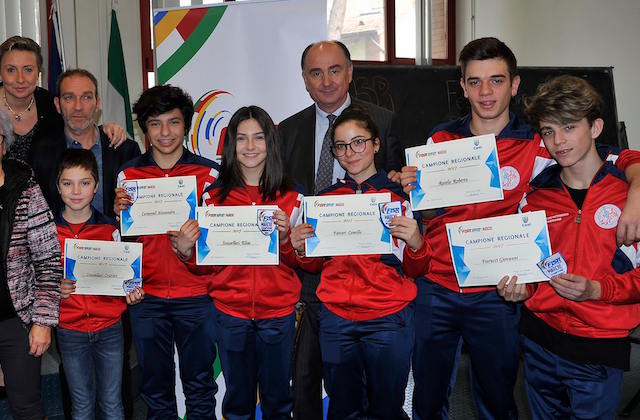 I fabrianesi del pattinaggio che si sono distinti ai Campionati Regionali 2017 salendo sul podio, premiati dal presidente Fabio Luna