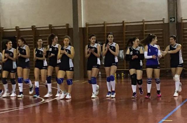 Le ragazze fabrianesi di Terza Divisione festeggiano una vittoria