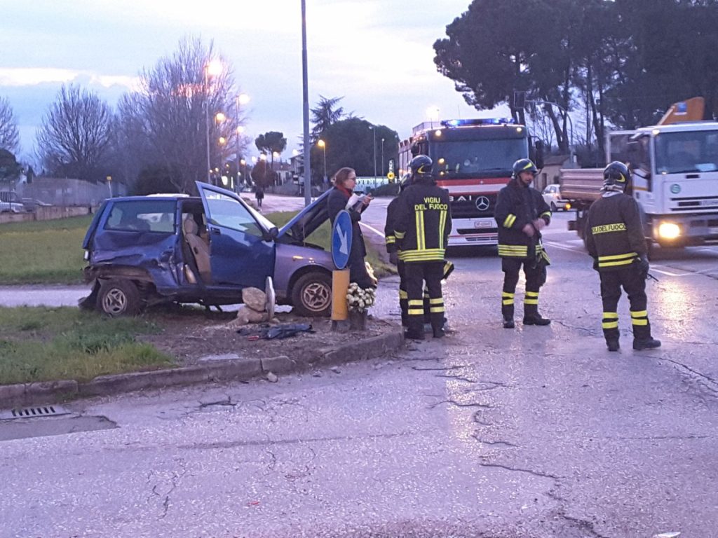 Uno dei tanti incidenti all'incrocio tra via Ancona e via Battistoni