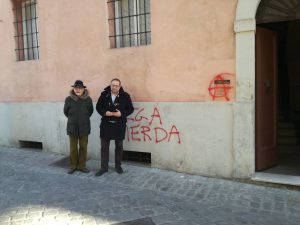 da sinistra Luigi Rebecchini e Roberto Paradisi davanti lo studio con le scritte